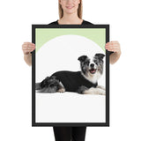 Tableau avec chien habillé heureux