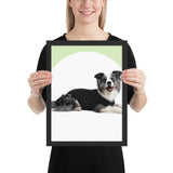 Tableau avec chien habillé et souriant